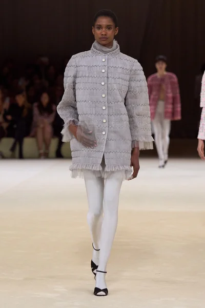Look 16